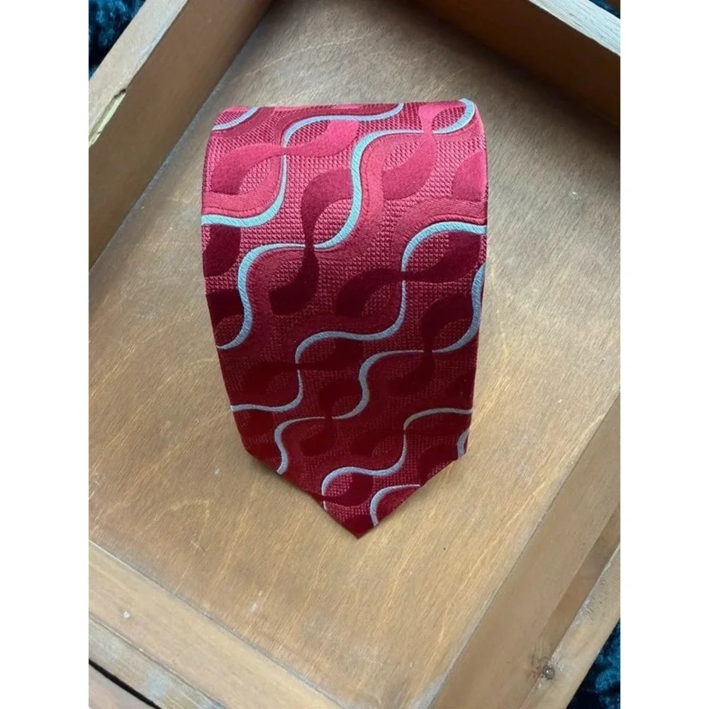 Murano Men's 100% Silk Tie Red Silver Geometric Hand Tailored USA Necktie